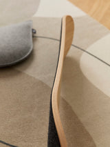 Produkt Detailfoto auf die Kante des dryBoard Balance Board Snowboard aus Holz auf einem Teppich.