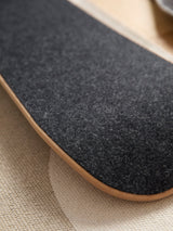 Produkt Detail Foto Belag aus Filz des dryBoard Balance Board Snowboard aus Holz.