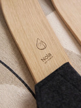 Close-up van de naamgravure op de houten drySki Exclusive kinderski