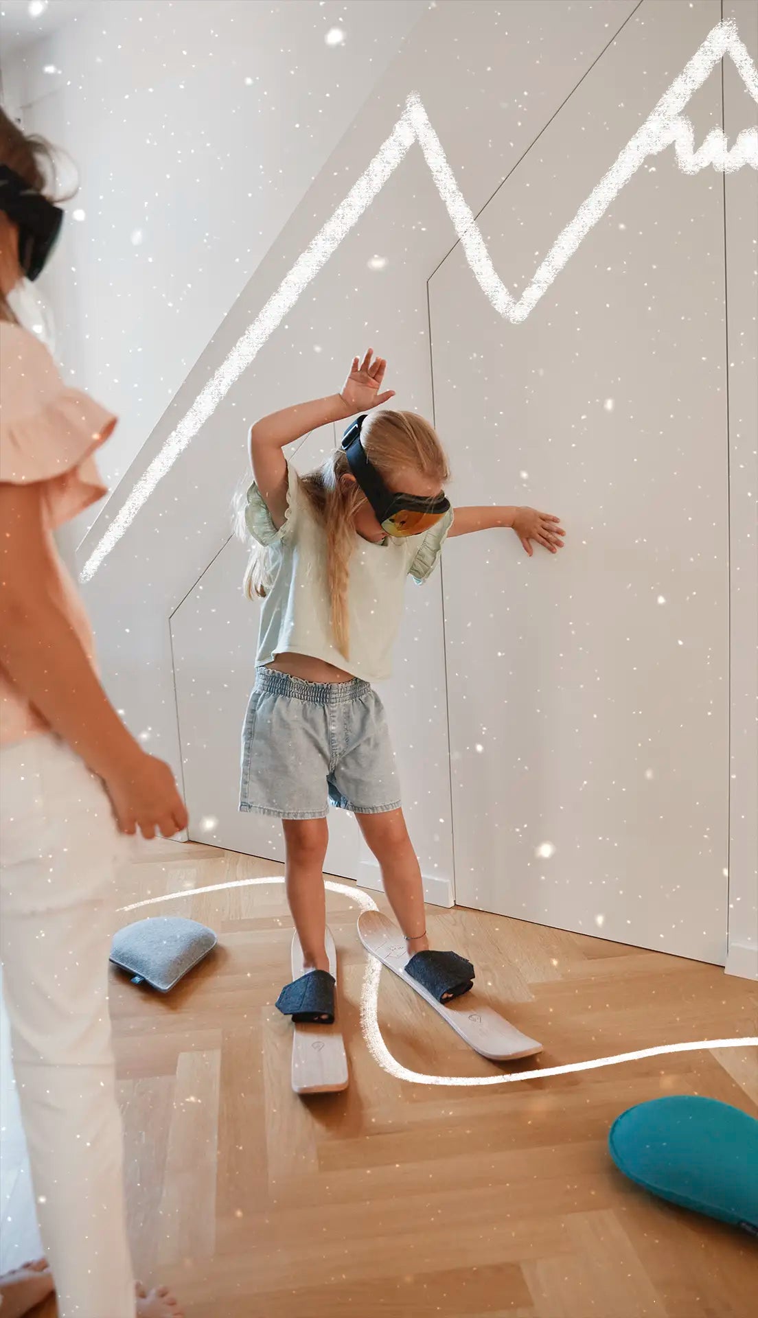 Meisje met skibril oefent op drySki kinderski's in de kinderkamer – thuis leren skiën